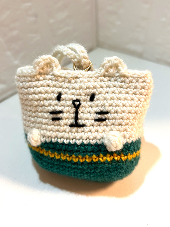 手編み　どんぶり猫ちゃん　ストラップポーチ （緑） 2枚目の画像