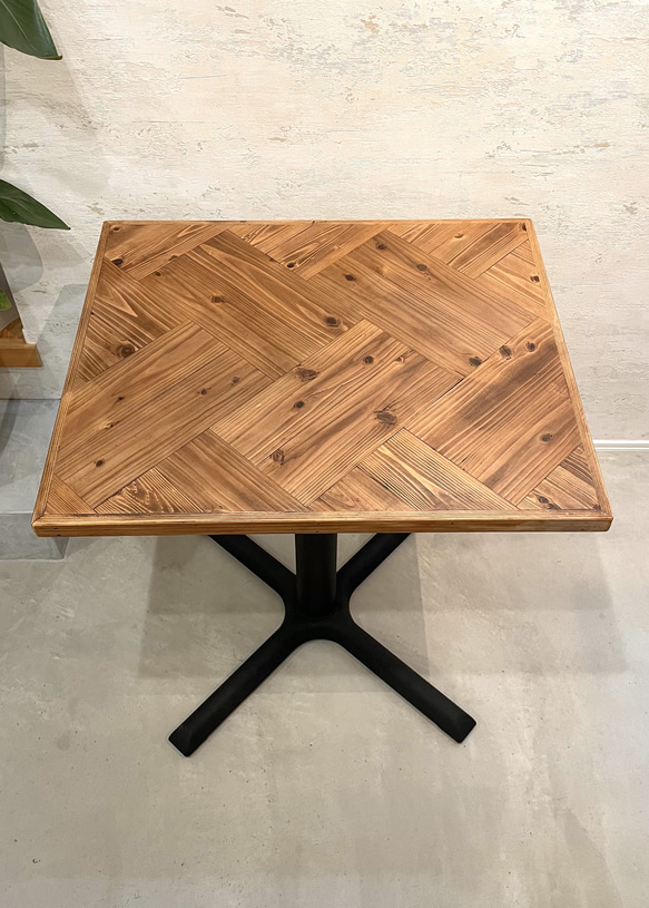 【オーダー品】ヘリンボーンテーブル　W70×D65  カフェテーブル　サイドテーブル ダイニングテーブル　アイアン脚 3枚目の画像