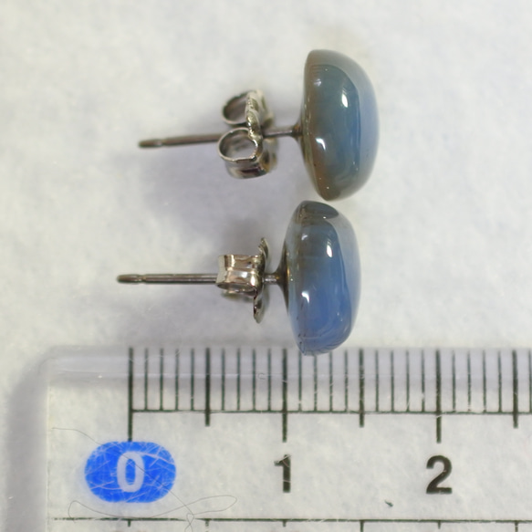 （1点もの）バイカラーブルーオニキスのスタッドピアス（8×10mm チタンポスト） 5枚目の画像