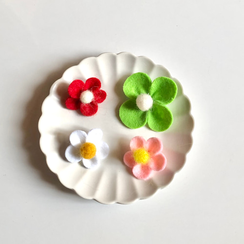 フェルト 花 ブローチ 3個 ＊選べるカラー ブローチ ちいさなうさぎ