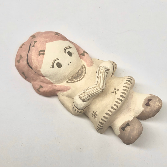 石粉粘土 オブジェ「寝転び読書」ハンドメイド作品。 