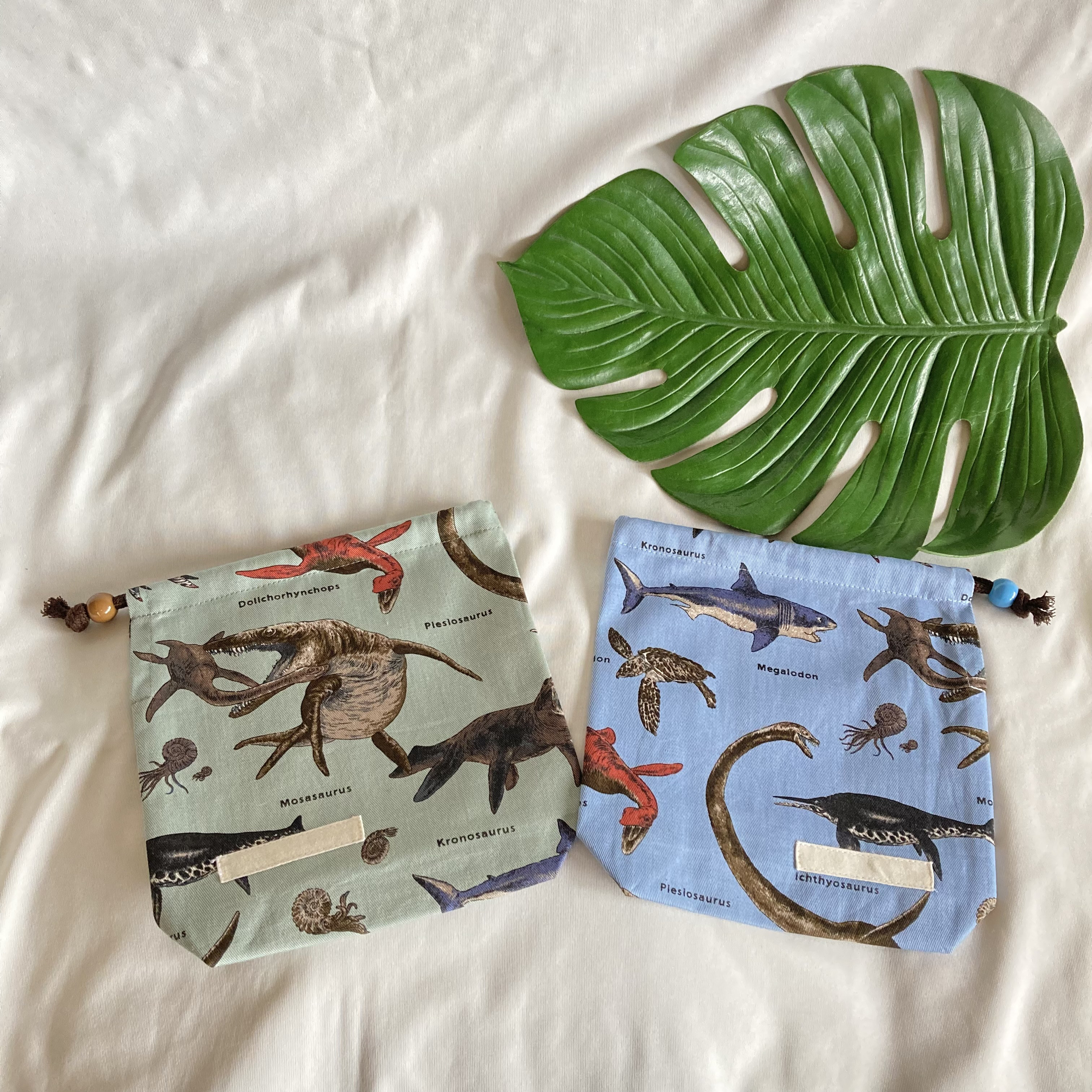 ✳︎ハンドメイド✳︎恐竜柄 グレー コップ袋 マスク入れなどにも