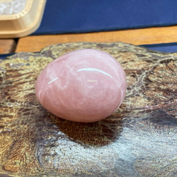 エッグ型ローズクォーツ原石♪卵のように優しく包んであげてください^^癒しの空間をもたらしてくれる天然石 １０１ｇ ギフト 7枚目の画像