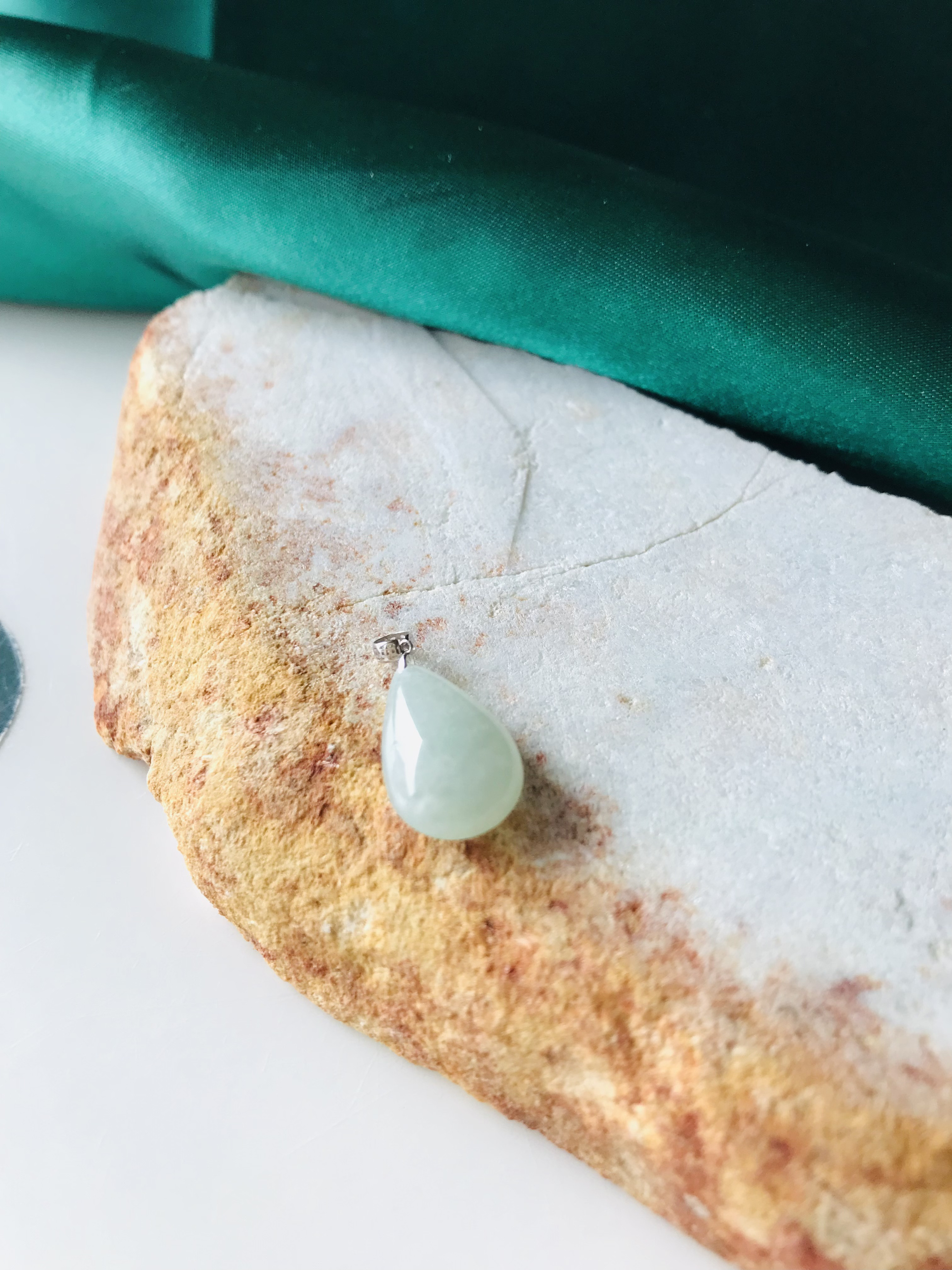 [P100-010] ジェイド　JADE  ヒスイ　本翡翠　ペンダント　彫刻ミャンマー産　ライトグリーン　水滴　シンプル