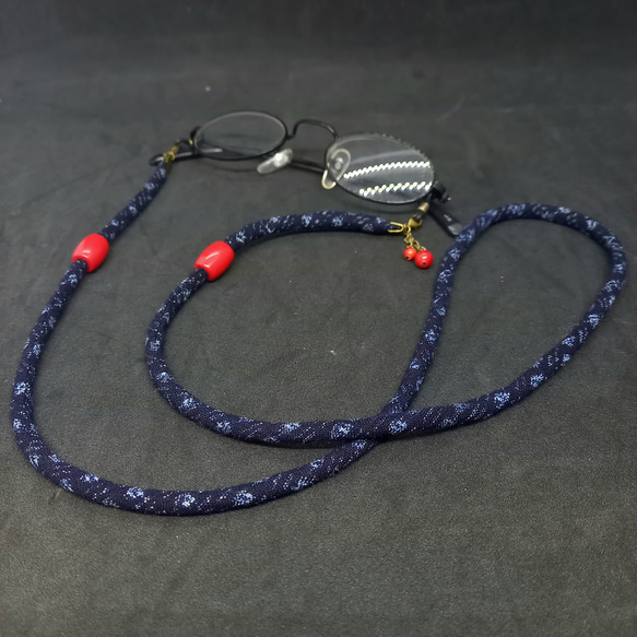 [MC-8] 素敵‼️大人女子力・藍染紐と漆玉のメガネ紐 4枚目の画像