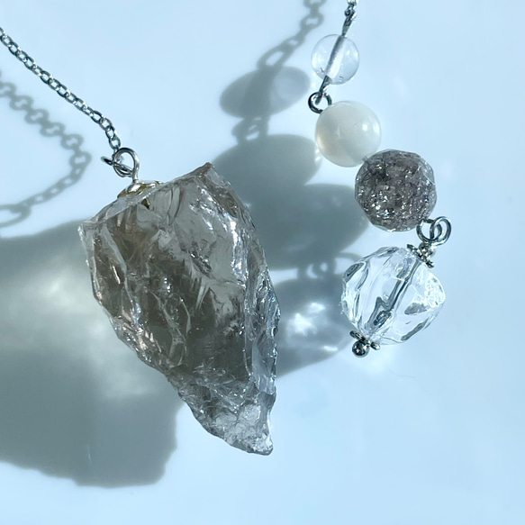 ヒマラヤスモーキー水晶（ラフカット）と活性加工ビーズのペンデュラム  天然石ペンデュラム スモーキークォーツ 5枚目の画像