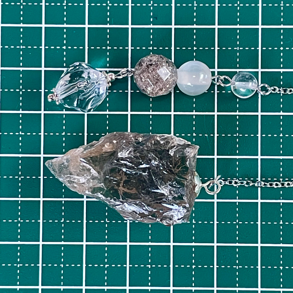 ヒマラヤスモーキー水晶（ラフカット）と活性加工ビーズのペンデュラム  天然石ペンデュラム スモーキークォーツ 6枚目の画像