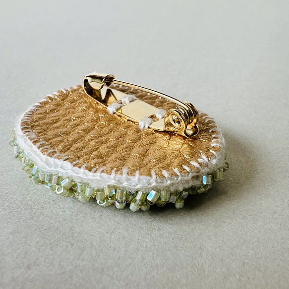 【ギフトBOX付！プレゼントにもオススメ】立体くすみグリーンカラーのまるいお花ビーズ刺繍 9枚目の画像