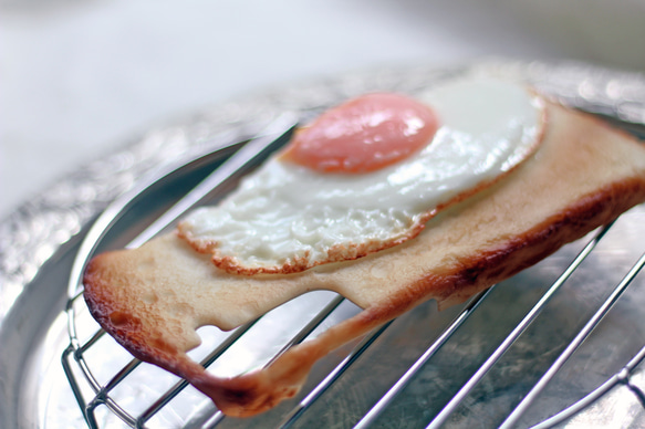 ※受注制作1カ月待ち※　半分こ目玉焼きのトーストスマホケース〈iPhone/Android 全機種対応〉 2枚目の画像