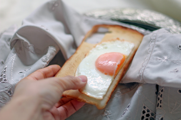 ※受注制作1カ月待ち※　半分こ目玉焼きのトーストスマホケース〈iPhone/Android 全機種対応〉 5枚目の画像