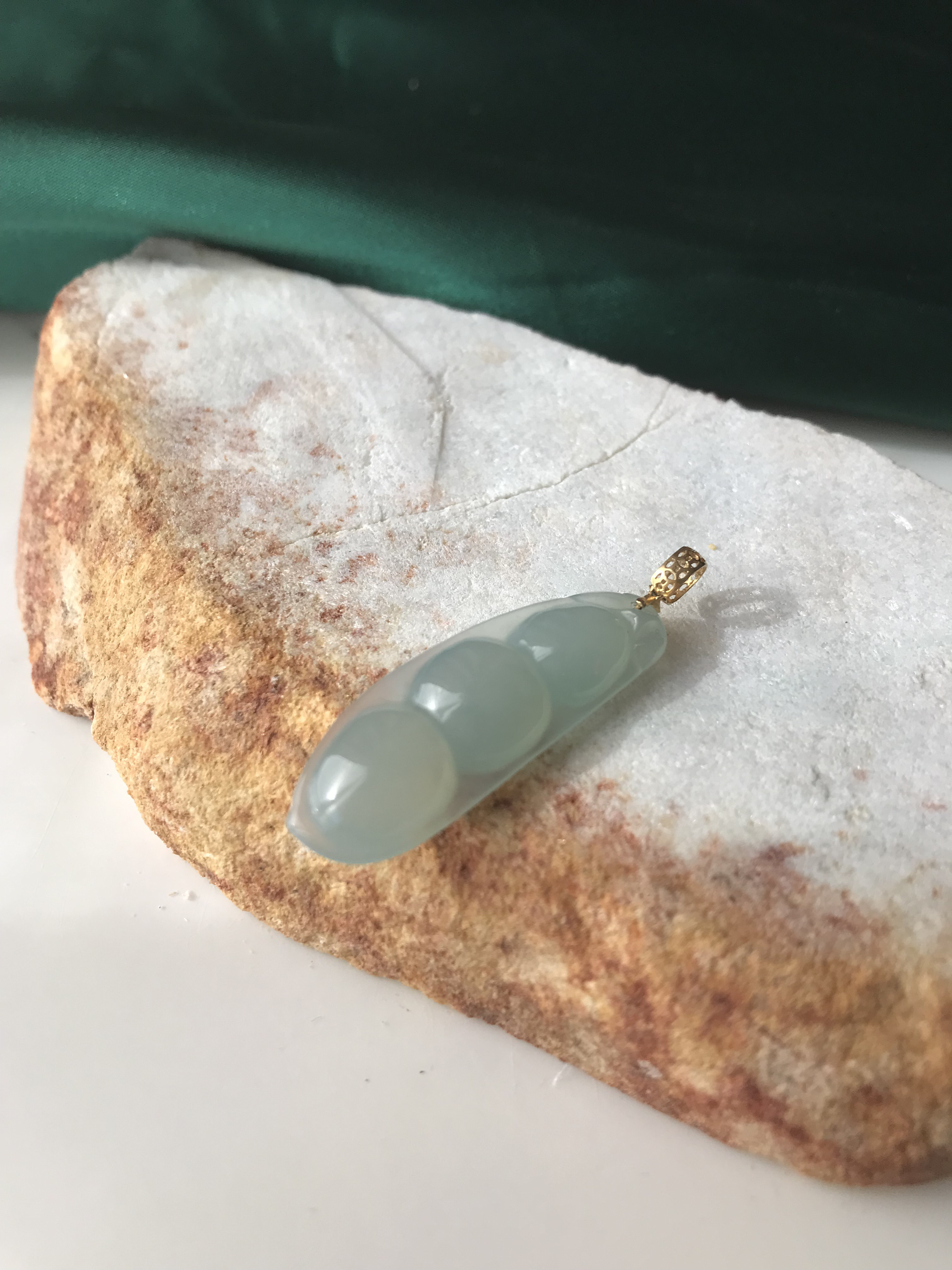 [P399-760] ジェイド　JADE  ヒスイ　本翡翠　ペンダントミャンマー産　氷感　マスカット色　両面彫