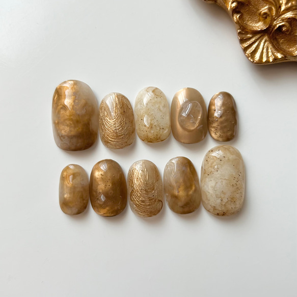 淡色大人ブラウンアイボリーベースゴールドミラーつぶつぶうねうねぷっくりちゅるんニュアンス天然石ネイルチップ 1枚目の画像