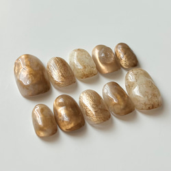 淡色大人ブラウンアイボリーベースゴールドミラーつぶつぶうねうねぷっくりちゅるんニュアンス天然石ネイルチップ 2枚目の画像