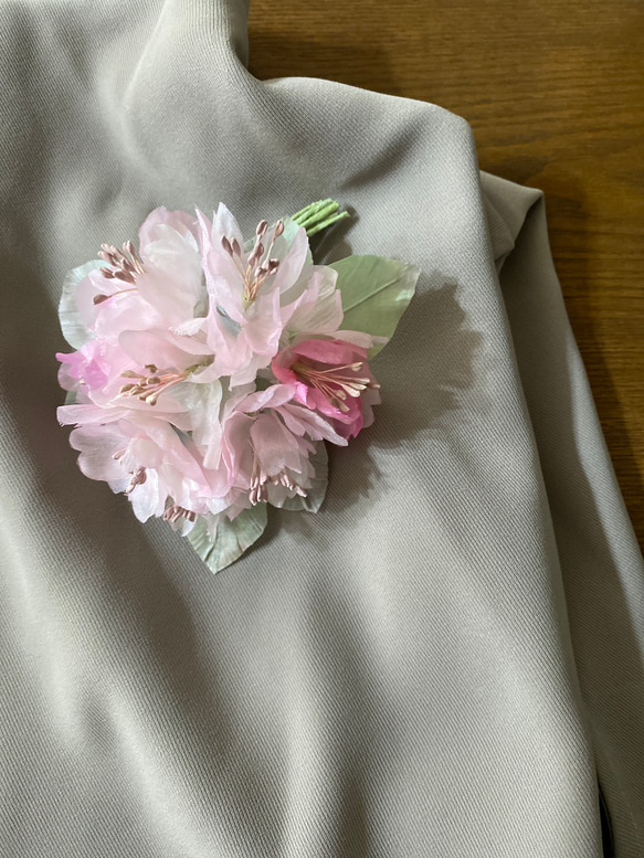 布花　コサージュ　色付いた八重桜　染め花 4枚目の画像