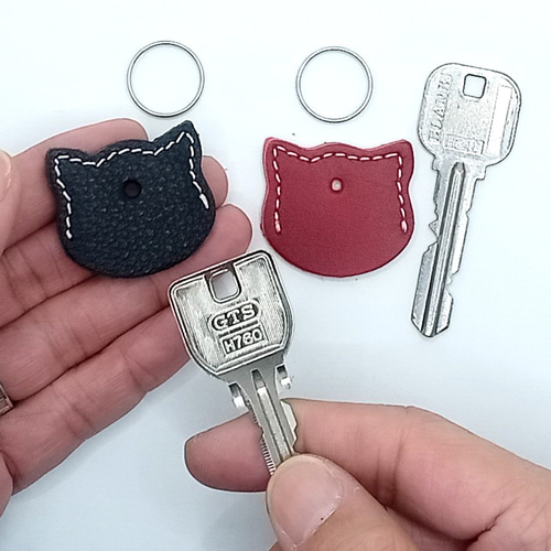 猫ネコ好きの方へかわいい本革レザーキーカバーブラック＆レッド鍵キー