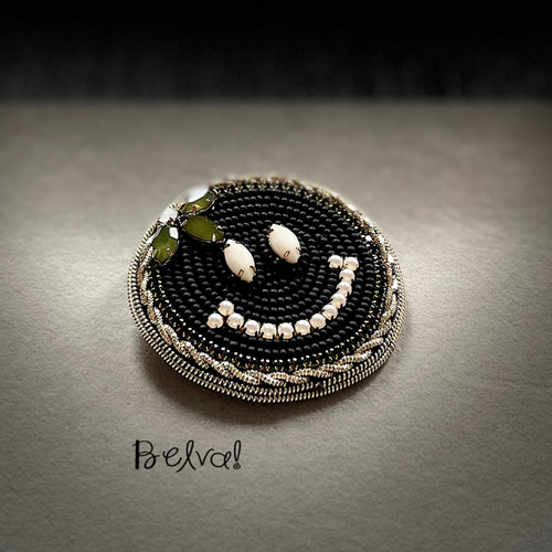 ビーズ刺繍のブローチ -スマイル(ブラック)- Smile ブローチ Belva 