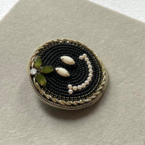 ビーズ刺繍のブローチ -スマイル(ブラック)- Smile ブローチ Belva 