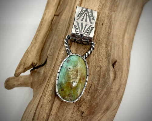 トルコ石付きシルバー925 ペンダント　インディアンジュエリー 銀製品 インディアンジュエリー シルバー925 ペンダント トップ ズニ族