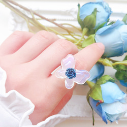 きらめく青薔薇とオーロラ蝶のリング / バラ クリア 韓国ファッション 韓国風 清楚 1枚目の画像