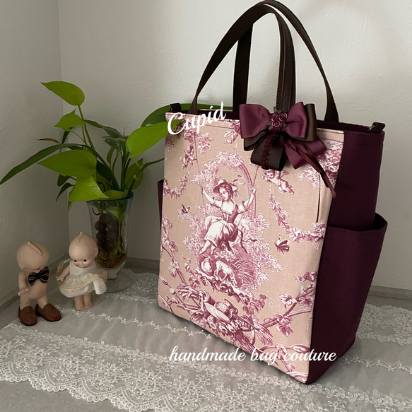 フランストワルドジュイ「ブランコに乗った少女」ピンクを使ったサイドポケット付き2Wayトートバッグ（リボンコサージュ付） 1枚目の画像