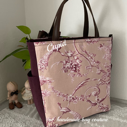フランストワルドジュイ「ブランコに乗った少女」ピンクを使ったサイドポケット付き2Wayトートバッグ（リボンコサージュ付） 3枚目の画像