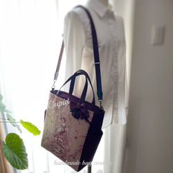 フランストワルドジュイ「ブランコに乗った少女」ピンクを使ったサイドポケット付き2Wayトートバッグ（リボンコサージュ付） 7枚目の画像