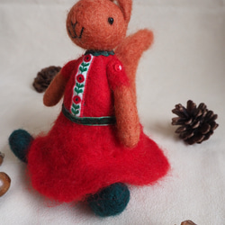 リスの女の子 赤いドレス 羊毛フェルト 2枚目の画像
