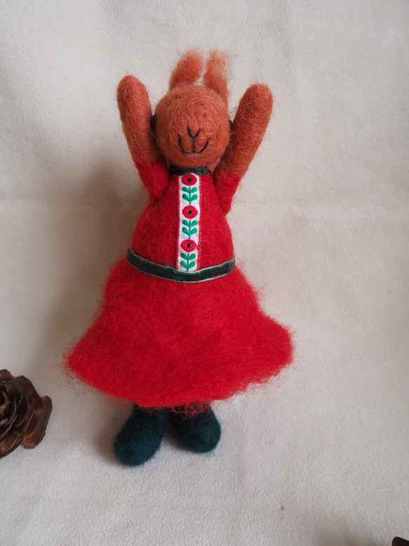 リスの女の子 赤いドレス 羊毛フェルト 5枚目の画像