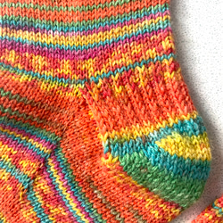 手編みの靴下　シャフパーテだいだい色の羊 2枚目の画像