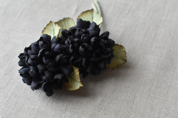 【布花】二朶の紫陽花のコサージュ（ブラック） 3枚目の画像