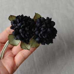【布花】二朶の紫陽花のコサージュ（ブラック） 5枚目の画像