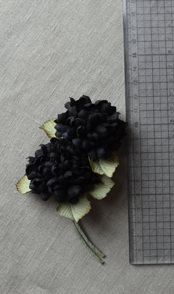 【布花】二朶の紫陽花のコサージュ（ブラック） 6枚目の画像