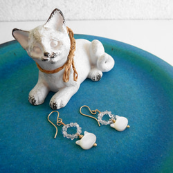 １４kgf・マザーオブパールとハーキマーダイヤモンドのピアス＊お散歩白猫 1枚目の画像
