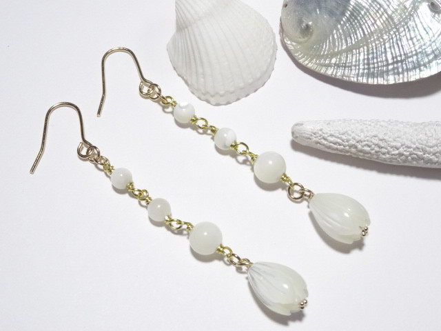 マザーオブパールの白木蓮ロングピアス【ゴールドカラー】