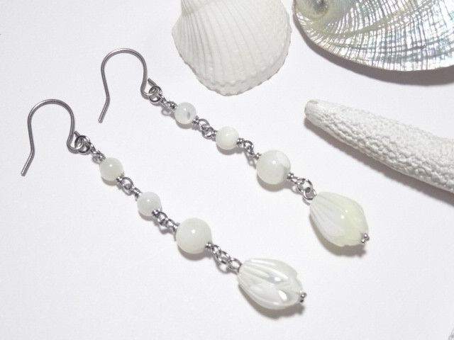 マザーオブパールの白木蓮ロングピアス【シルバーカラー】