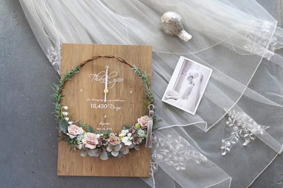 特典付き！結婚式のご両親贈呈品やお祝いに　木製パネルのフラワーリース花時計 2枚目の画像
