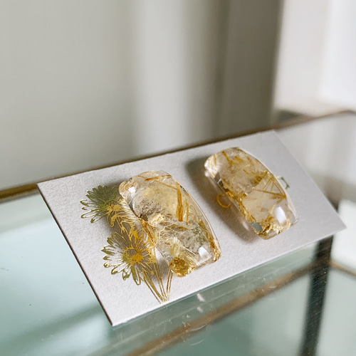 強く、しなやかに。運命を味方にするルチルクォーツ・スタッド・レジン