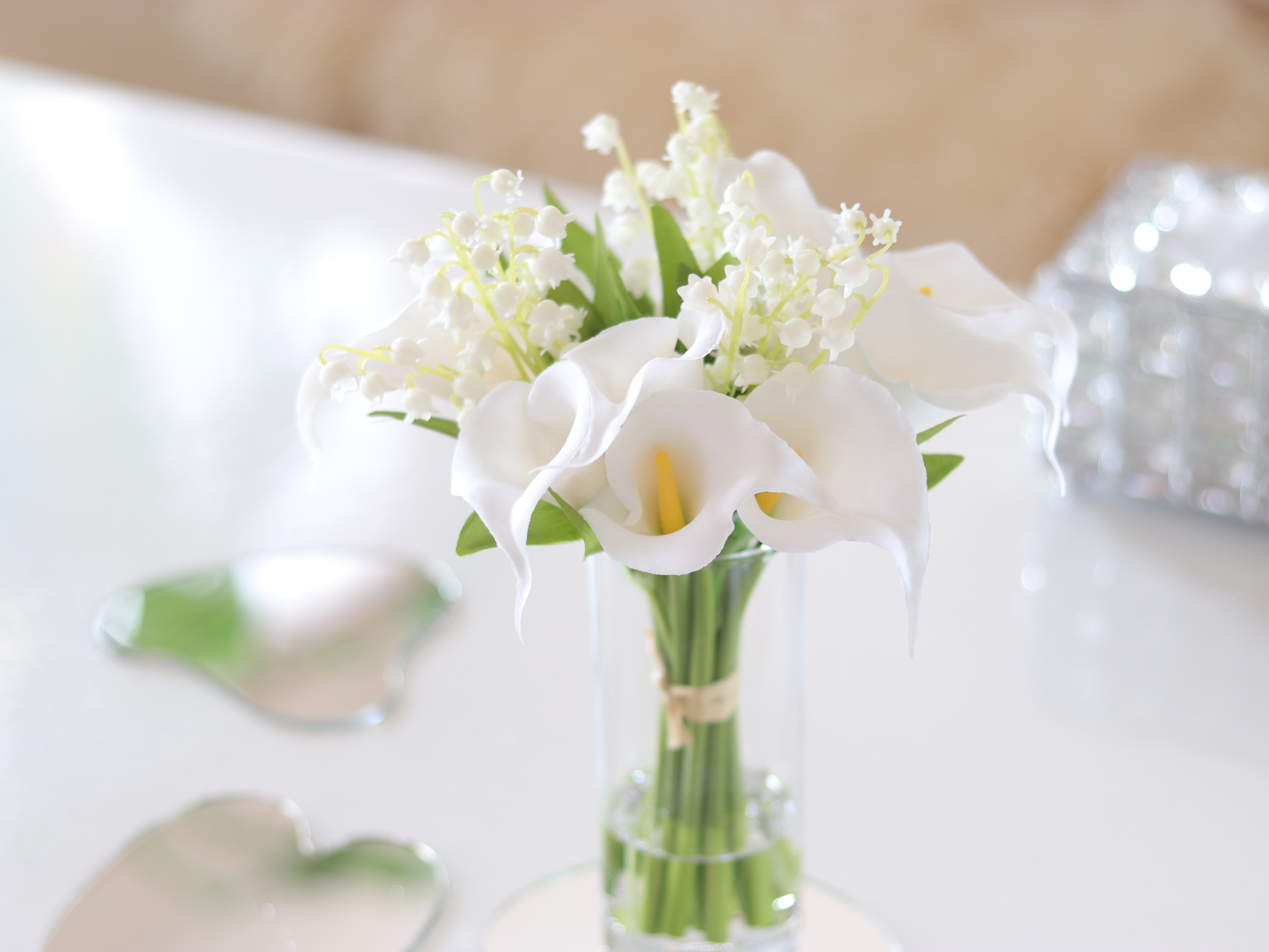 枯れないこぼれない　カラー＆すずらんのウォーターアレンジ