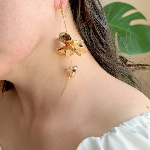 結婚式・お呼ばれ】大ぶりフラワーチェーンピアス/イヤリング ピアス