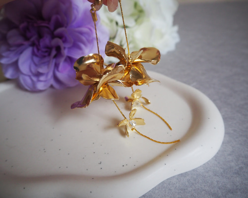 結婚式・お呼ばれ】大ぶりフラワーチェーンピアス/イヤリング ピアス