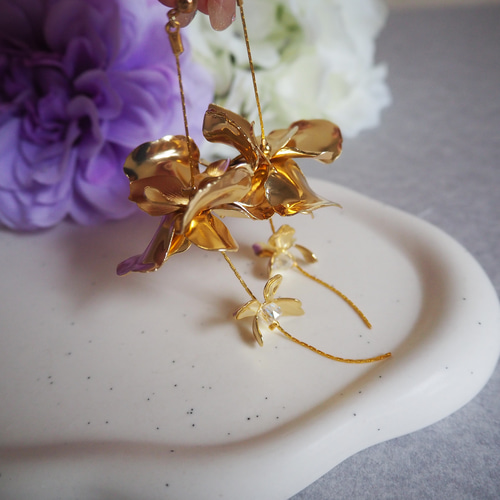 結婚式・お呼ばれ】大ぶりフラワーチェーンピアス/イヤリング ピアス