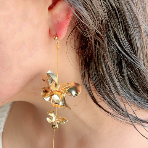 結婚式・お呼ばれ】大ぶりフラワーチェーンピアス/イヤリング ピアス