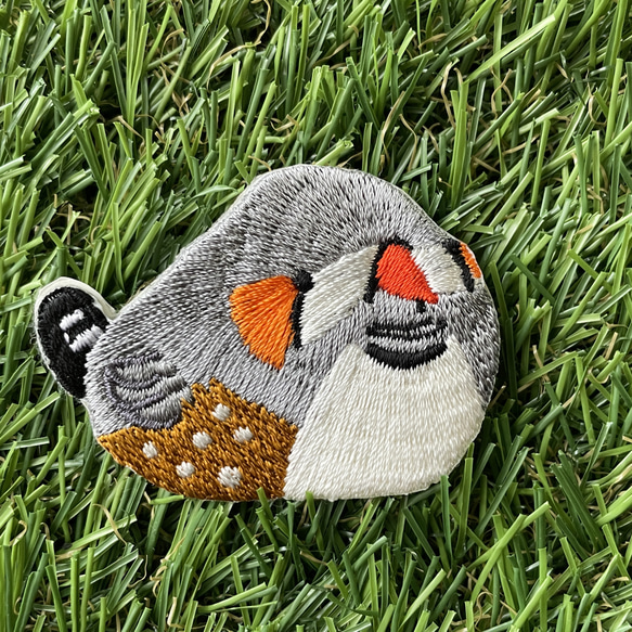 おにぎりキンカチョウ・オスの刺繍シールワッペン 3枚目の画像