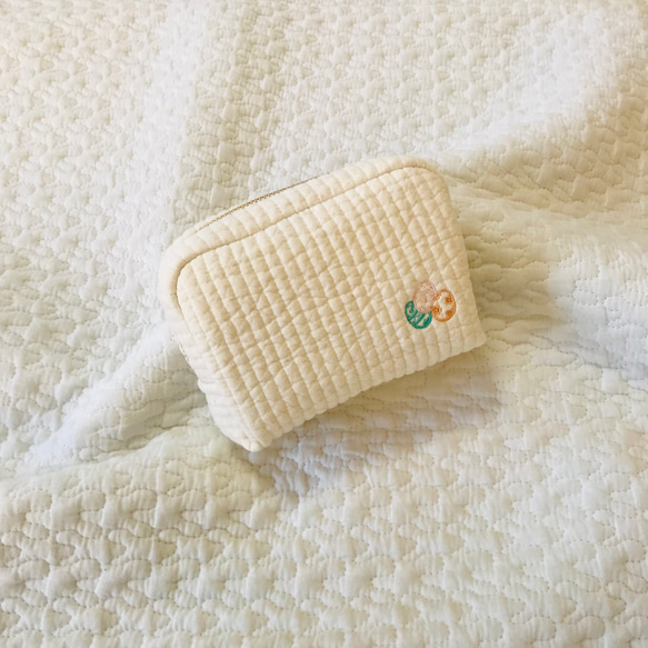 SとMの間のサイズ　ライヴリーダイナソー　minipouch ミニポーチ　ヌビ　コスメポーチ　サニタリーポーチ　恐竜 4枚目の画像