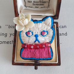 ヴィンテージのバラを付けた刺繍猫　バックチャームにも 1枚目の画像