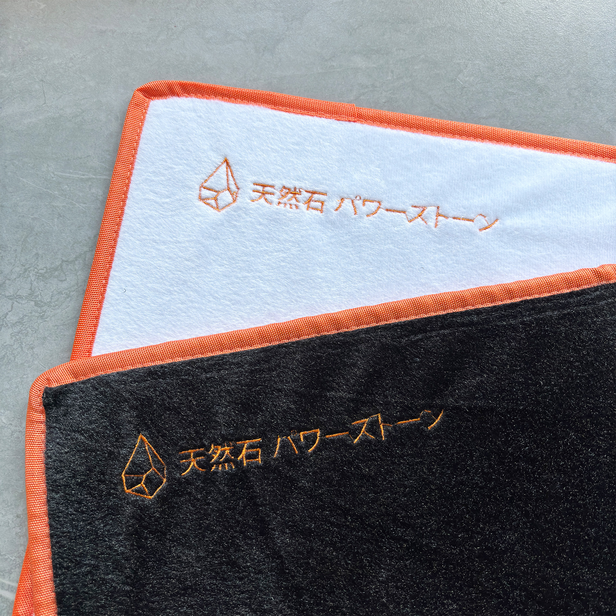 ジュエリーディスプレイぬいぐるみ布白黒両面ベルベットディスプレイファインサイズ刺繍詳細な裾上げ