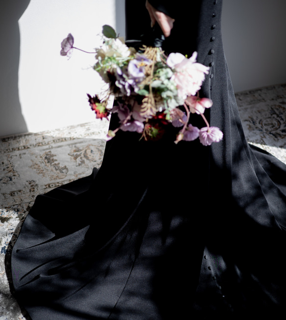 おしゃれ花嫁様にご好評 シンプルで大胆なブラックドレス Emma Black(エマ　ブラック)ドレス 5枚目の画像