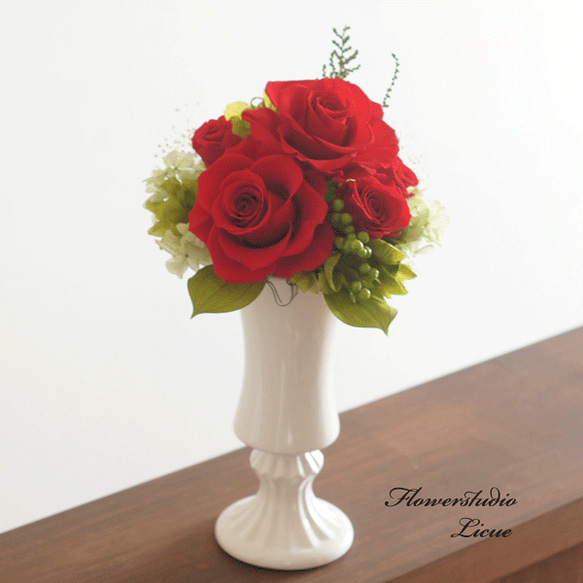 【アレンジメント】バラのアレンジメント（赤）還暦　全てプリザーブドフラワーを使用 1枚目の画像