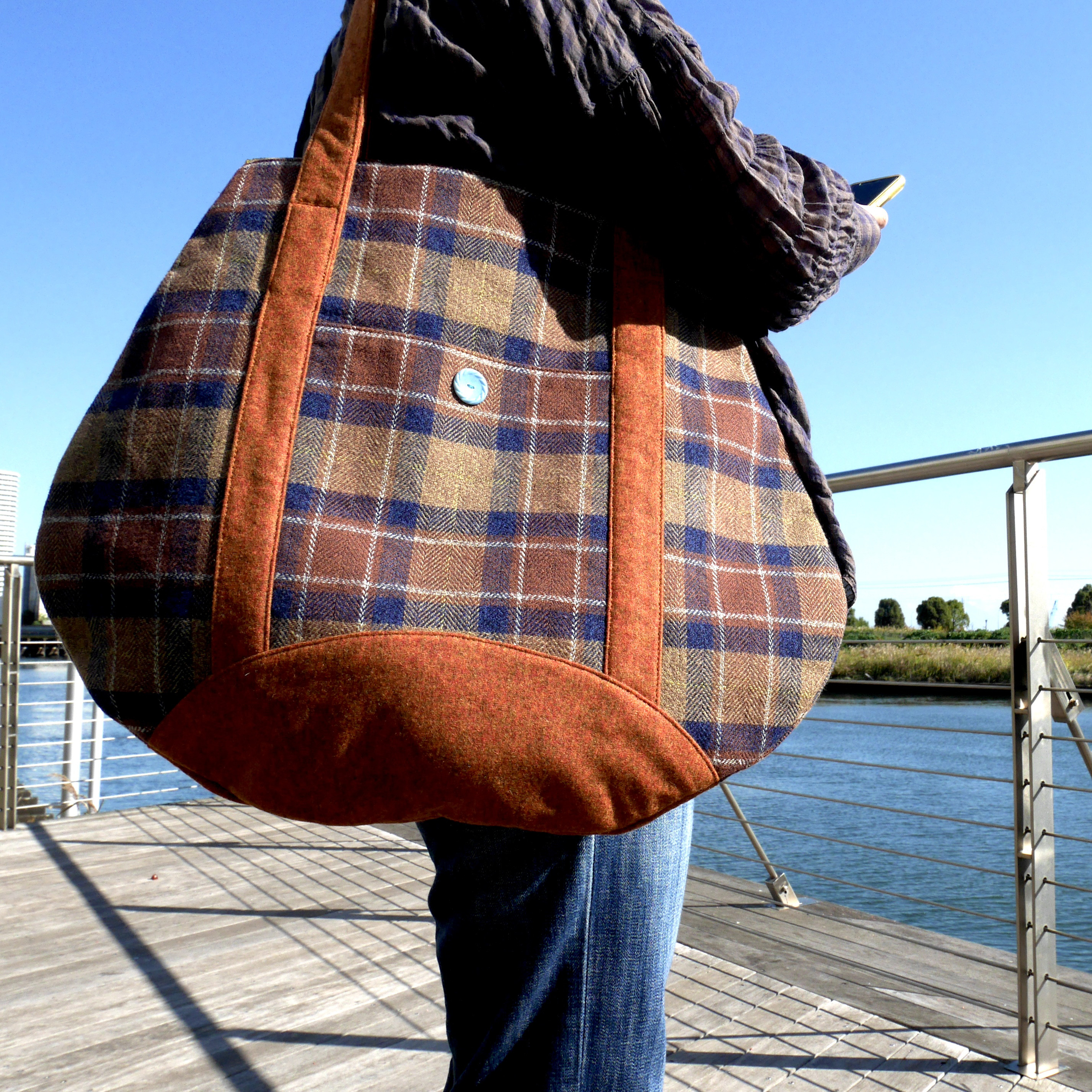 でっかい鞄　カラシ色