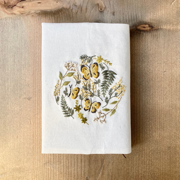 【ミモザと蝶々】手刺繍のブックカバー　布　文庫本サイズ 13枚目の画像